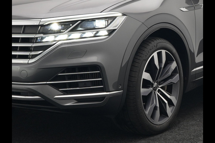 Volkswagen Touareg 3.0 TSi eHybrid 4MOTION Elegance Plug In Hybrid 381pk PHEV | Panodak | Trekhaak af Fabriek | Luchtvering | Adaptive Cruise |  Nachtzicht | Lederen Comfortzetels Massage & Memory | Head Up | 21"L.M  | Dynaudio | Sfeerverlichting |