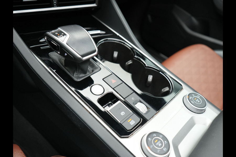 Volkswagen Touareg 3.0 TSi eHybrid 4MOTION Elegance Plug In Hybrid 381pk PHEV | Panodak | Trekhaak af Fabriek | Luchtvering | Adaptive Cruise |  Nachtzicht | Lederen Comfortzetels Massage & Memory | Head Up | 21"L.M  | Dynaudio | Sfeerverlichting |
