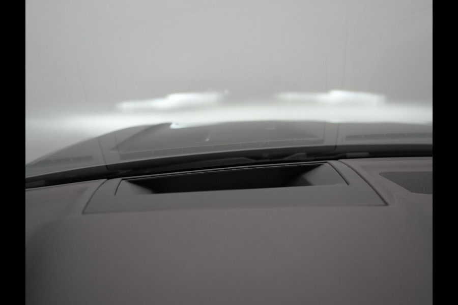 Volkswagen Touareg 3.0 TSi eHybrid 4MOTION Elegance Plug In Hybrid 381pk PHEV | Panodak | Trekhaak af Fabriek | Luchtvering | Adaptive Cruise |  Nachtzicht | Lederen Comfortzetels Massage & Memory | Head Up | 21"L.M  | Dynaudio | Sfeerverlichting |