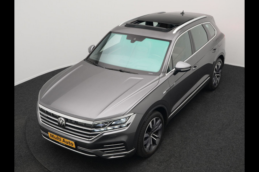 Volkswagen Touareg 3.0 TSi eHybrid 4MOTION Elegance Plug In Hybrid 381pk PHEV | Panodak | Trekhaak af Fabriek | Luchtvering | Adaptive Cruise |  Nachtzicht | Lederen Comfortzetels Massage & Memory | Head Up | 21"L.M  | Dynaudio | Sfeerverlichting |