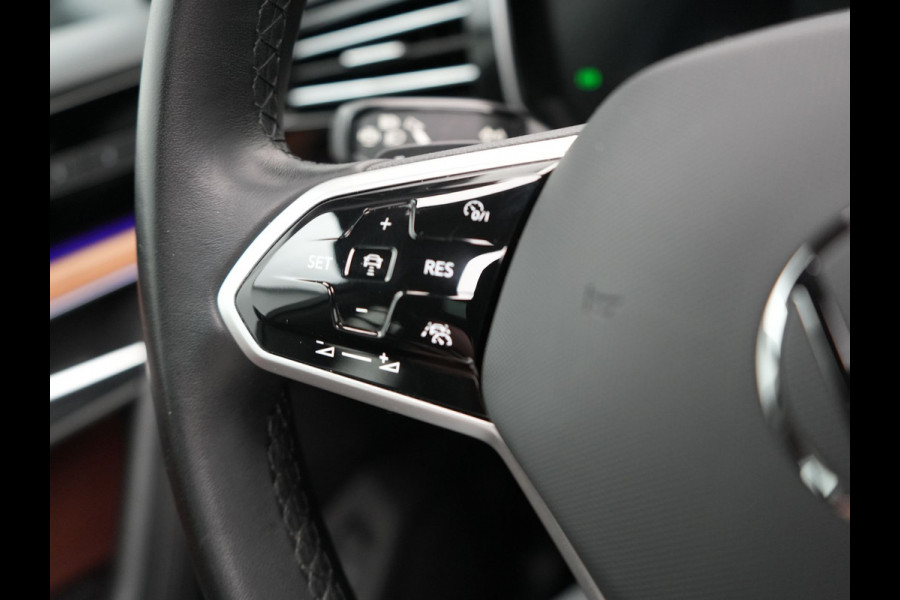 Volkswagen Touareg 3.0 TSi eHybrid 4MOTION Elegance Plug In Hybrid 381pk PHEV | Panodak | Trekhaak af Fabriek | Luchtvering | Adaptive Cruise |  Nachtzicht | Lederen Comfortzetels Massage & Memory | Head Up | 21"L.M  | Dynaudio | Sfeerverlichting |