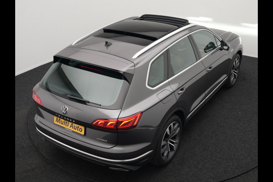 Volkswagen Touareg 3.0 TSi eHybrid 4MOTION Elegance Plug In Hybrid 381pk PHEV | Panodak | Trekhaak af Fabriek | Luchtvering | Adaptive Cruise |  Nachtzicht | Lederen Comfortzetels Massage & Memory | Head Up | 21"L.M  | Dynaudio | Sfeerverlichting |
