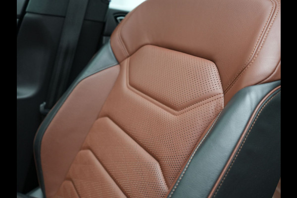 Volkswagen Touareg 3.0 TSi eHybrid 4MOTION Elegance Plug In Hybrid 381pk PHEV | Panodak | Trekhaak af Fabriek | Luchtvering | Adaptive Cruise |  Nachtzicht | Lederen Comfortzetels Massage & Memory | Head Up | 21"L.M  | Dynaudio | Sfeerverlichting |