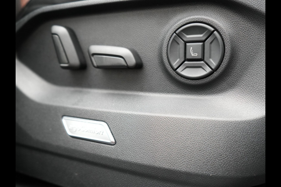 Volkswagen Touareg 3.0 TSi eHybrid 4MOTION Elegance Plug In Hybrid 381pk PHEV | Panodak | Trekhaak af Fabriek | Luchtvering | Adaptive Cruise |  Nachtzicht | Lederen Comfortzetels Massage & Memory | Head Up | 21"L.M  | Dynaudio | Sfeerverlichting |