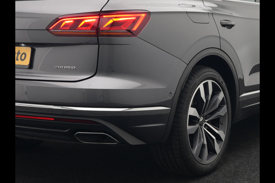 Volkswagen Touareg 3.0 TSi eHybrid 4MOTION Elegance Plug In Hybrid 381pk PHEV | Panodak | Trekhaak af Fabriek | Luchtvering | Adaptive Cruise |  Nachtzicht | Lederen Comfortzetels Massage & Memory | Head Up | 21"L.M  | Dynaudio | Sfeerverlichting |