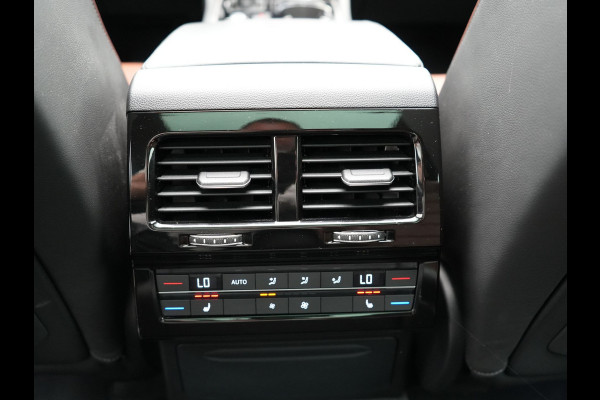 Volkswagen Touareg 3.0 TSi eHybrid 4MOTION Elegance Plug In Hybrid 381pk PHEV | Panodak | Trekhaak af Fabriek | Luchtvering | Adaptive Cruise |  Nachtzicht | Lederen Comfortzetels Massage & Memory | Head Up | 21"L.M  | Dynaudio | Sfeerverlichting |