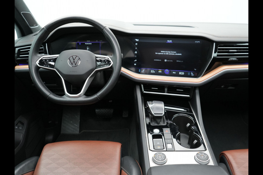 Volkswagen Touareg 3.0 TSi eHybrid 4MOTION Elegance Plug In Hybrid 381pk PHEV | Panodak | Trekhaak af Fabriek | Luchtvering | Adaptive Cruise |  Nachtzicht | Lederen Comfortzetels Massage & Memory | Head Up | 21"L.M  | Dynaudio | Sfeerverlichting |