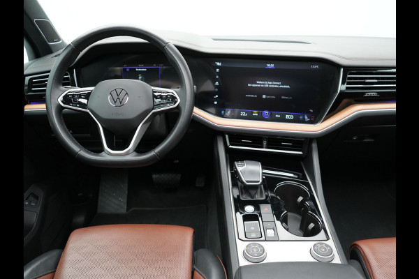 Volkswagen Touareg 3.0 TSi eHybrid 4MOTION Elegance Plug In Hybrid 381pk PHEV | Panodak | Trekhaak af Fabriek | Luchtvering | Adaptive Cruise |  Nachtzicht | Lederen Comfortzetels Massage & Memory | Head Up | 21"L.M  | Dynaudio | Sfeerverlichting |