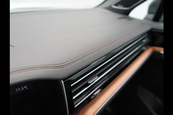 Volkswagen Touareg 3.0 TSi eHybrid 4MOTION Elegance Plug In Hybrid 381pk PHEV | Panodak | Trekhaak af Fabriek | Luchtvering | Adaptive Cruise |  Nachtzicht | Lederen Comfortzetels Massage & Memory | Head Up | 21"L.M  | Dynaudio | Sfeerverlichting |