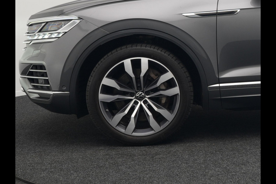 Volkswagen Touareg 3.0 TSi eHybrid 4MOTION Elegance Plug In Hybrid 381pk PHEV | Panodak | Trekhaak af Fabriek | Luchtvering | Adaptive Cruise |  Nachtzicht | Lederen Comfortzetels Massage & Memory | Head Up | 21"L.M  | Dynaudio | Sfeerverlichting |