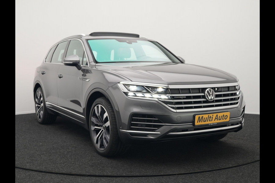 Volkswagen Touareg 3.0 TSi eHybrid 4MOTION Elegance Plug In Hybrid 381pk PHEV | Panodak | Trekhaak af Fabriek | Luchtvering | Adaptive Cruise |  Nachtzicht | Lederen Comfortzetels Massage & Memory | Head Up | 21"L.M  | Dynaudio | Sfeerverlichting |