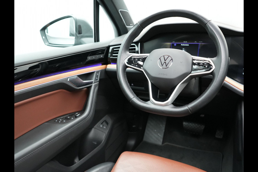 Volkswagen Touareg 3.0 TSi eHybrid 4MOTION Elegance Plug In Hybrid 381pk PHEV | Panodak | Trekhaak af Fabriek | Luchtvering | Adaptive Cruise |  Nachtzicht | Lederen Comfortzetels Massage & Memory | Head Up | 21"L.M  | Dynaudio | Sfeerverlichting |