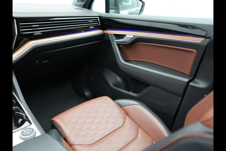 Volkswagen Touareg 3.0 TSi eHybrid 4MOTION Elegance Plug In Hybrid 381pk PHEV | Panodak | Trekhaak af Fabriek | Luchtvering | Adaptive Cruise |  Nachtzicht | Lederen Comfortzetels Massage & Memory | Head Up | 21"L.M  | Dynaudio | Sfeerverlichting |