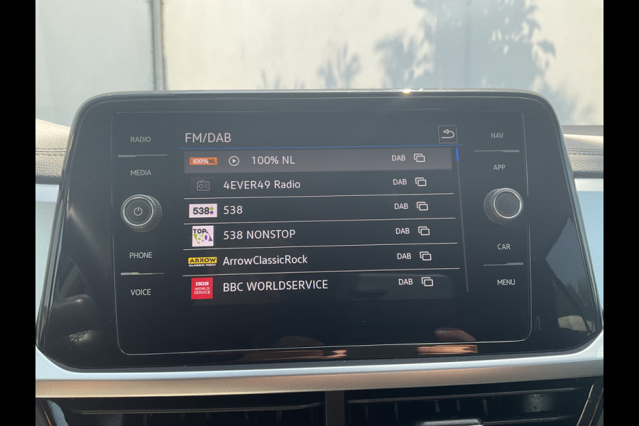 Volkswagen T-Roc 1.5 TSI Life 150pk Automaat Adap.Cruise Carplay Cam Hoogzitter Incl.BTW