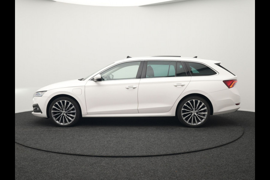 Škoda Octavia Combi 1.4 TSI iV Style Plug In Hybrid 204pk PHEV | Panodak | Sportstoelen Memory & Verwarmd | Canton Audio | 19"L.M | Virtual | Keyless | Apple Carplay | Parkassist | Sfeerverlichting |