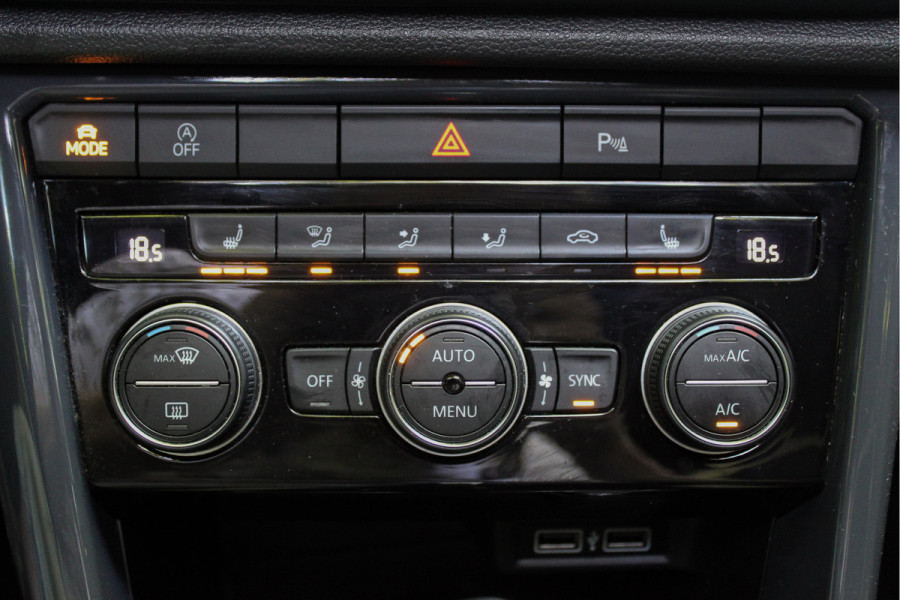 Volkswagen T-Roc 1.5 TSI Sport - Trekhaak, Panoramadak, Cruise, Airco, Stoelverwarming, Navigatie, Etc!