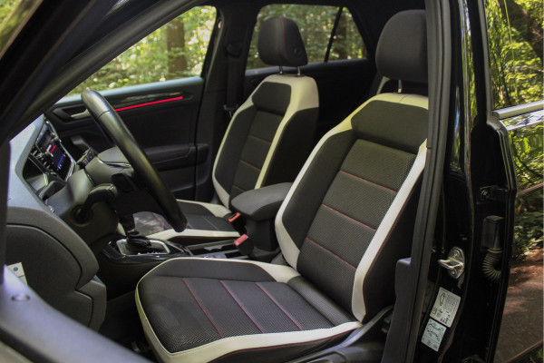 Volkswagen T-Roc 1.5 TSI Sport - Trekhaak, Panoramadak, Cruise, Airco, Stoelverwarming, Navigatie, Etc!