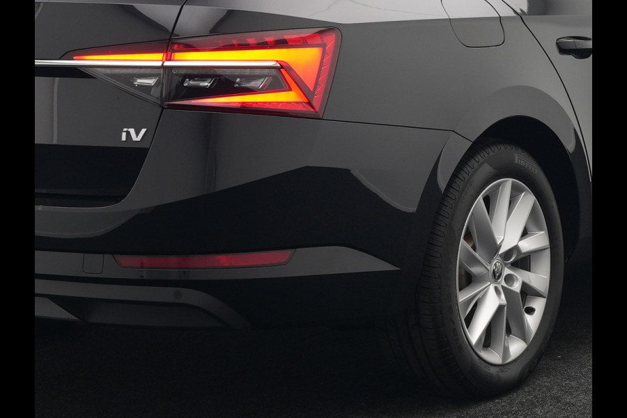 Škoda Superb Combi 1.4 TSI iV Edition Plug In Hybrid 218pk PHEV | Panodak | Lederen Sportstoelen Memory & Ventilatie | Adaptive Cruise | Crystal LED | 360 Camera | Navigatie | Apple Carplay | Virtual | DAB | Sfeerverlichting |
