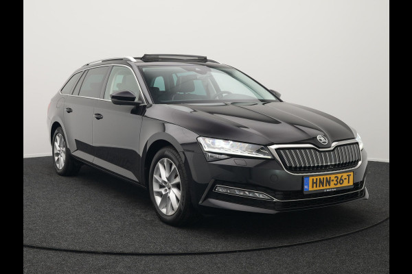 Škoda Superb Combi 1.4 TSI iV Edition Plug In Hybrid 218pk PHEV | Panodak | Lederen Sportstoelen Memory & Ventilatie | Adaptive Cruise | Crystal LED | 360 Camera | Navigatie | Apple Carplay | Virtual | DAB | Sfeerverlichting |