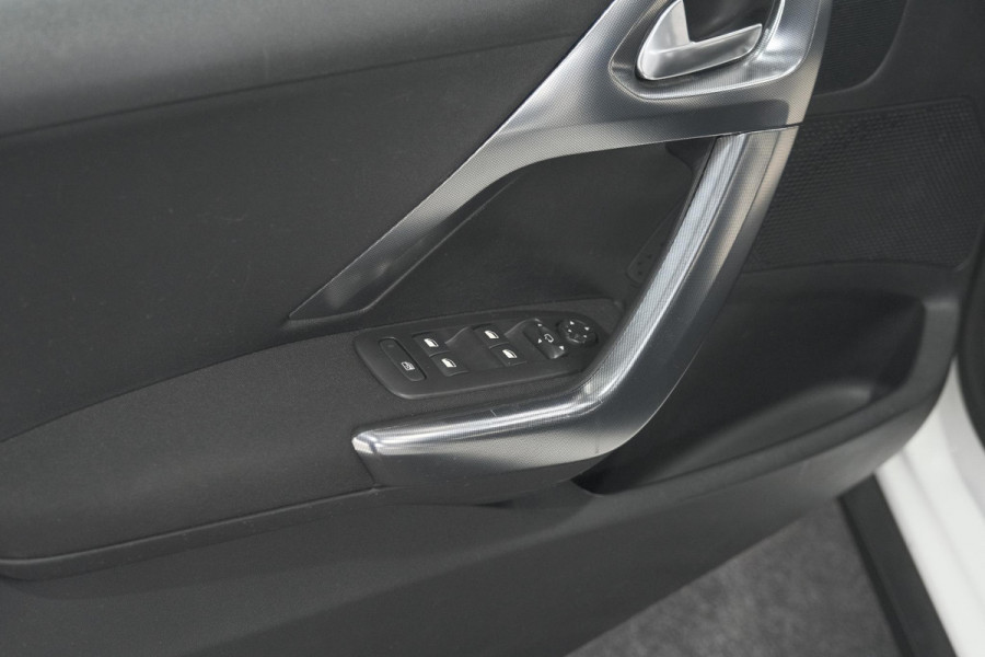 Peugeot 2008 PureTech 130 Allure | Camera | Apple Carplay | Parkeersensoren | Navigatie