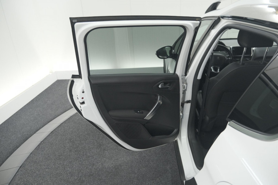 Peugeot 2008 PureTech 130 Allure | Camera | Apple Carplay | Parkeersensoren | Navigatie