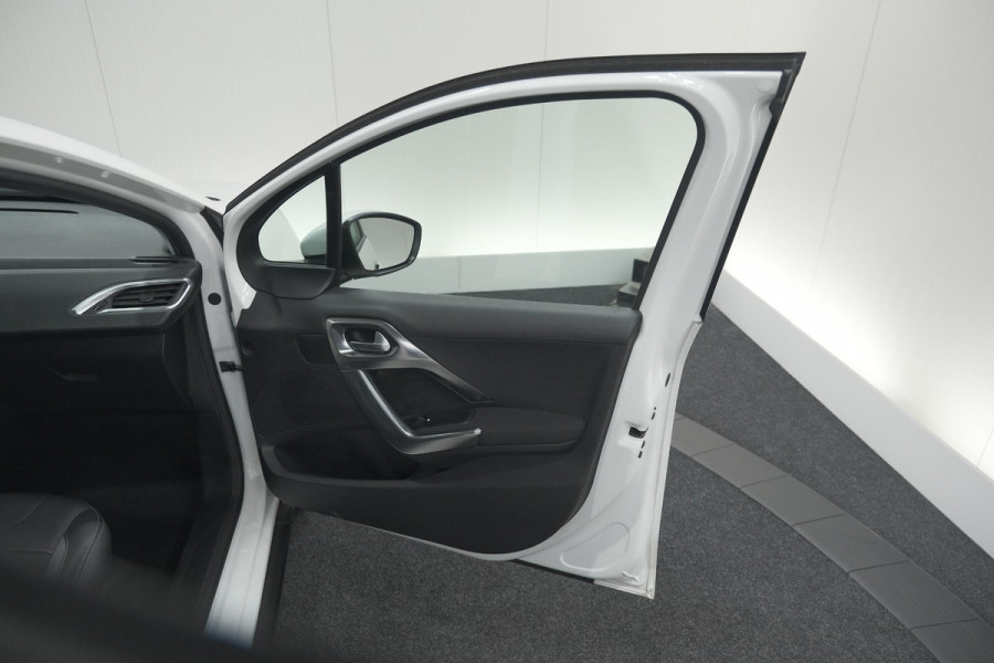 Peugeot 2008 PureTech 130 Allure | Camera | Apple Carplay | Parkeersensoren | Navigatie