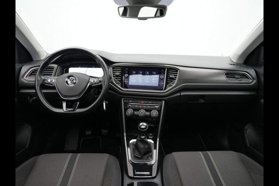 Volkswagen T-Roc 1.0 TSI 115pk Style Trekhaak Panorama Navigatie Camera Acc Carplay 323