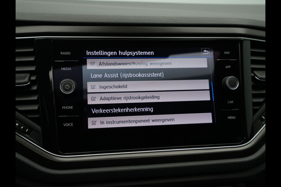 Volkswagen T-Roc 1.0 TSI 115pk Style Trekhaak Panorama Navigatie Camera Acc Carplay 323