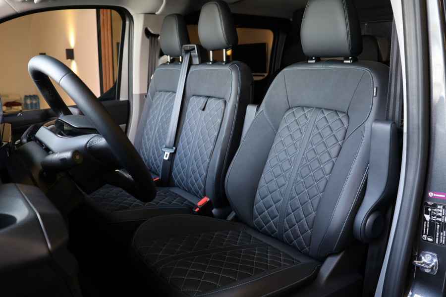 Ford Transit Custom 300 2.0 TDCI L2H1 Sport 170 PK DC | L+R Schuifdeur | Dubbel Cabine | B&O | ACC | Blind Spot | Navigatie | Camera | CarPlay | Lan | Raptor Edition | Trekhaak | 6-Zitter | MODELJAAR 2025 | Verlengde fabrieksgarantie tot 12-2029 | Dubbel Cabine