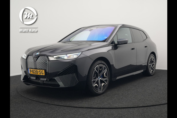 BMW iX xDrive40 High Executive 77 kWh INCL BTW | Trekhaak af Fabriek | Panodak | Lederen Comfortzetels Massage & Memory | 360 Camera | Head Up | Widescreen | 22"L.M | Harman Kardon |