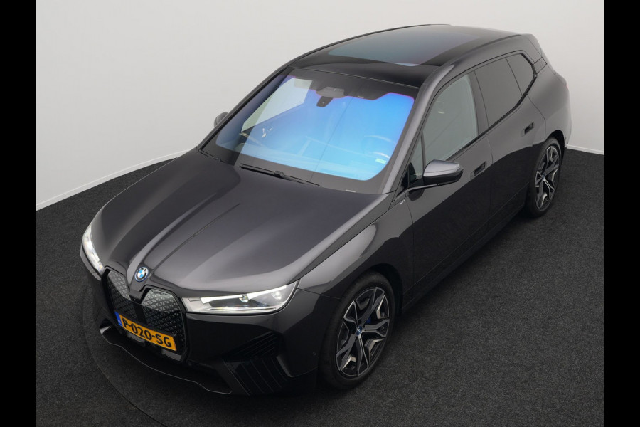 BMW iX xDrive40 High Executive 77 kWh INCL BTW | Trekhaak af Fabriek | Panodak | Lederen Comfortzetels Massage & Memory | 360 Camera | Head Up | Widescreen | 22"L.M | Harman Kardon |