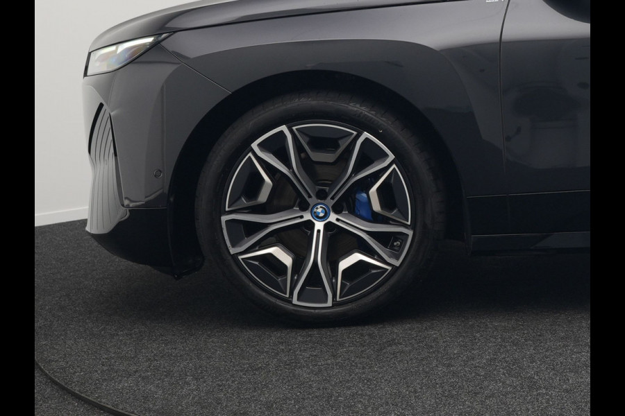 BMW iX xDrive40 High Executive 77 kWh INCL BTW | Trekhaak af Fabriek | Panodak | Lederen Comfortzetels Massage & Memory | 360 Camera | Head Up | Widescreen | 22"L.M | Harman Kardon |