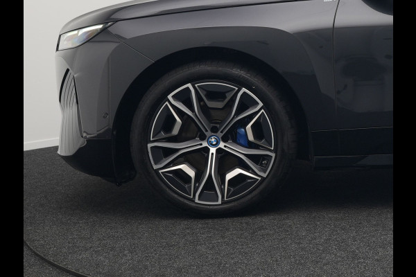 BMW iX xDrive40 High Executive 77 kWh INCL BTW | Trekhaak af Fabriek | Panodak | Lederen Comfortzetels Massage & Memory | 360 Camera | Head Up | Widescreen | 22"L.M | Harman Kardon |