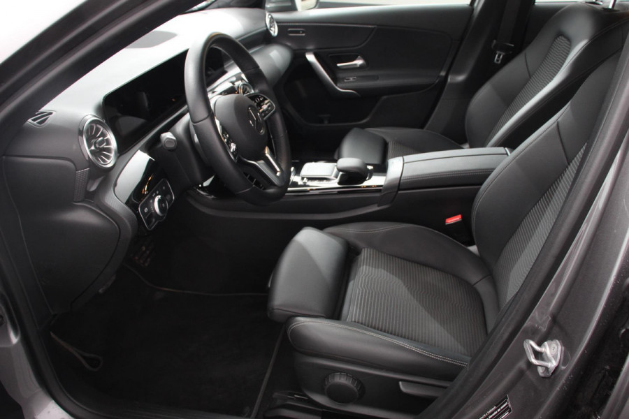 Mercedes-Benz A-Klasse 200 Automaat Progressive | Sfeerverlichting | Navigatie | Climate control | Camera | Parkeer sensoren | Half Lederen Bekleding | Led  | Cruise Control | LMV Velgen