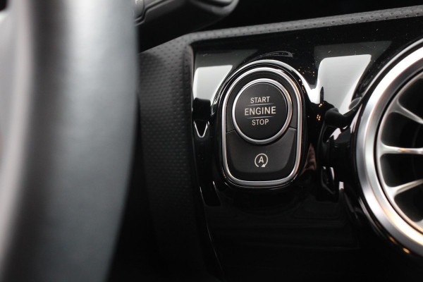 Mercedes-Benz A-Klasse 200 Automaat Progressive | Sfeerverlichting | Navigatie | Climate control | Camera | Parkeer sensoren | Half Lederen Bekleding | Led  | Cruise Control | LMV Velgen