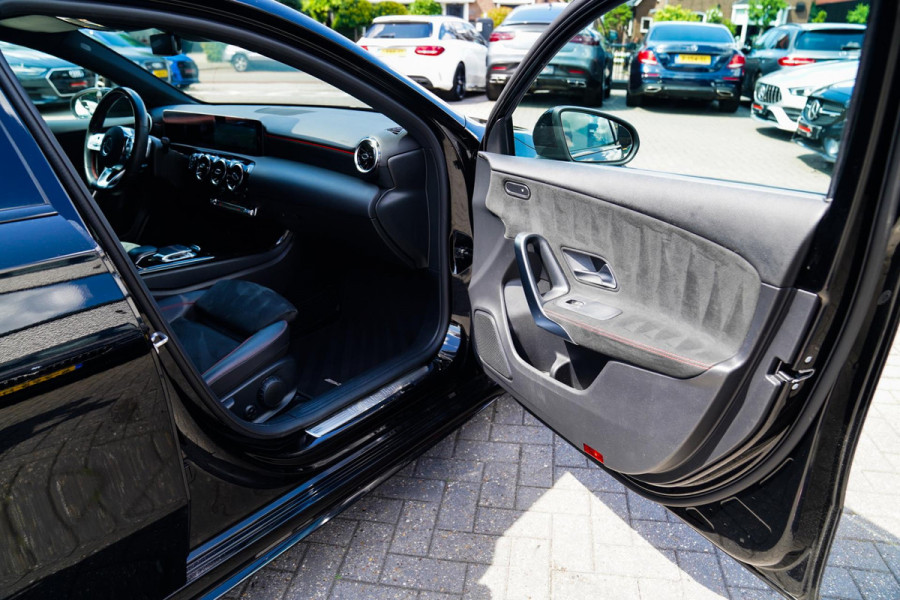 Mercedes-Benz A-Klasse 180 Business Solution AMG Night Upgrade | Achteruitrij camera | Stoelverwarming