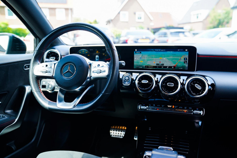 Mercedes-Benz A-Klasse 180 Business Solution AMG Night Upgrade | Achteruitrij camera | Stoelverwarming