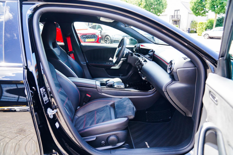 Mercedes-Benz A-Klasse 180 Business Solution AMG Night Upgrade | Achteruitrij camera | Stoelverwarming