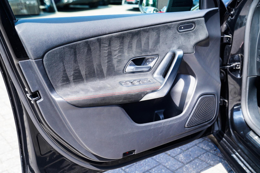 Mercedes-Benz A-Klasse 180 Business Solution AMG Night Upgrade | Achteruitrij camera | Stoelverwarming