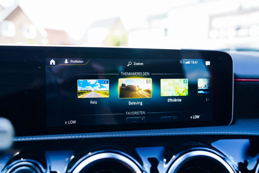 Mercedes-Benz A-Klasse 180 Business Solution AMG Night Upgrade | Achteruitrij camera | Stoelverwarming