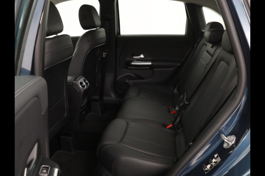 Mercedes-Benz B-Klasse 180 Business Solution Luxury | Leder | Trekhaak | Stoelverwarming | Camera | Navigatie | Full LED | Park Assist | Sfeerverlichting | Widescreen