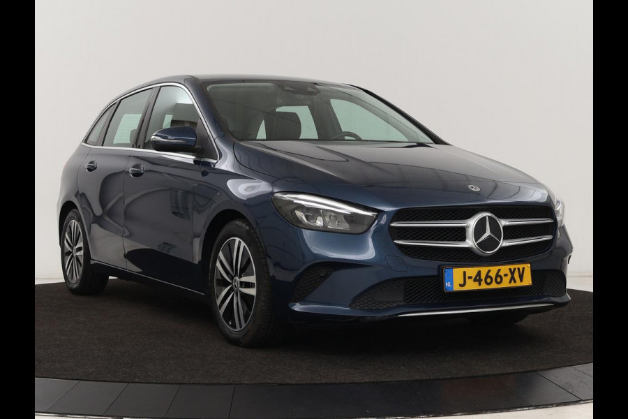 Mercedes-Benz B-Klasse 180 Business Solution Luxury | Leder | Trekhaak | Stoelverwarming | Camera | Navigatie | Full LED | Park Assist | Sfeerverlichting | Widescreen