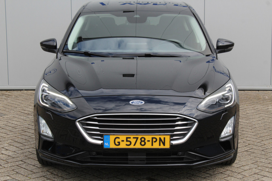 Ford Focus 1.0-125pk EcoBoost Titanium. Erg nette, luxe en goed onderhouden Ford Focus. Volautm. airco dual, stoel-, stuur- en voorraamverw., trekhaak, Xenon verl., LM wielen, navigatie, telefoonvoorb., adaptieve cruise cntrl,  keyless entry/keyless go etc, etc.