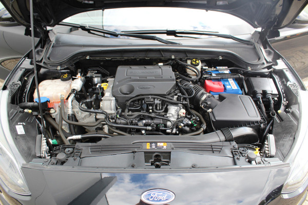 Ford Focus 1.0-125pk EcoBoost Titanium. Erg nette, luxe en goed onderhouden Ford Focus. Volautm. airco dual, stoel-, stuur- en voorraamverw., trekhaak, Xenon verl., LM wielen, navigatie, telefoonvoorb., adaptieve cruise cntrl,  keyless entry/keyless go etc, etc.