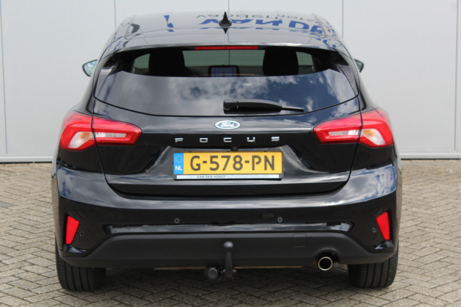 Ford Focus 1.0-125pk EcoBoost Titanium. Erg nette, luxe en goed onderhouden Ford Focus. Volautm. airco dual, stoel-, stuur- en voorraamverw., trekhaak, Xenon verl., LM wielen, navigatie, telefoonvoorb., adaptieve cruise cntrl,  keyless entry/keyless go etc, etc.