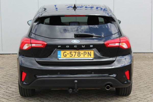 Ford Focus 1.0-125pk EcoBoost Titanium. Erg nette, luxe en goed onderhouden Ford Focus. Volautm. airco dual, stoel-, stuur- en voorraamverw., trekhaak, Xenon verl., LM wielen, navigatie, telefoonvoorb., adaptieve cruise cntrl,  keyless entry/keyless go etc, etc.