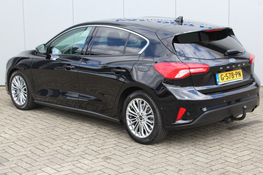 Ford Focus 1.0-125pk EcoBoost Titanium. Erg nette, luxe en goed onderhouden Ford Focus. Volautm. airco dual, stoel-, stuur- en voorraamverw., trekhaak, Xenon verl., LM wielen, navigatie, telefoonvoorb., adaptieve cruise cntrl,  keyless entry/keyless go etc, etc.
