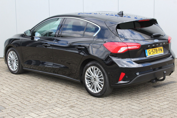 Ford Focus 1.0-125pk EcoBoost Titanium. Erg nette, luxe en goed onderhouden Ford Focus. Volautm. airco dual, stoel-, stuur- en voorraamverw., trekhaak, Xenon verl., LM wielen, navigatie, telefoonvoorb., adaptieve cruise cntrl,  keyless entry/keyless go etc, etc.