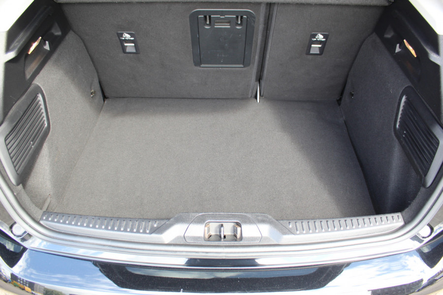 Ford Focus 1.0-125pk EcoBoost Titanium. Erg nette, luxe en goed onderhouden Ford Focus. Volautm. airco dual, stoel-, stuur- en voorraamverw., trekhaak, Xenon verl., LM wielen, navigatie, telefoonvoorb., adaptieve cruise cntrl,  keyless entry/keyless go etc, etc.