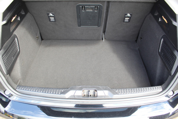 Ford Focus 1.0-125pk EcoBoost Titanium. Erg nette, luxe en goed onderhouden Ford Focus. Volautm. airco dual, stoel-, stuur- en voorraamverw., trekhaak, Xenon verl., LM wielen, navigatie, telefoonvoorb., adaptieve cruise cntrl,  keyless entry/keyless go etc, etc.